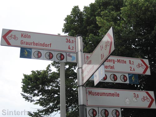 Wegweiser für Radler in Bonn