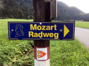 Wegweiser am Mozart-Radweg