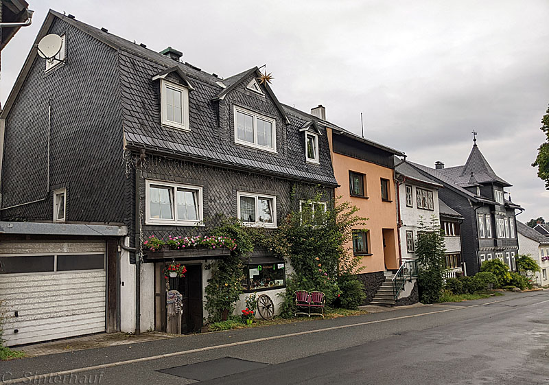 Typische Häuser im Schiefergebirge