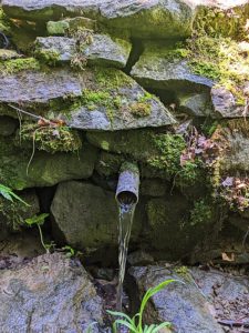 Brunnen im Gebirge